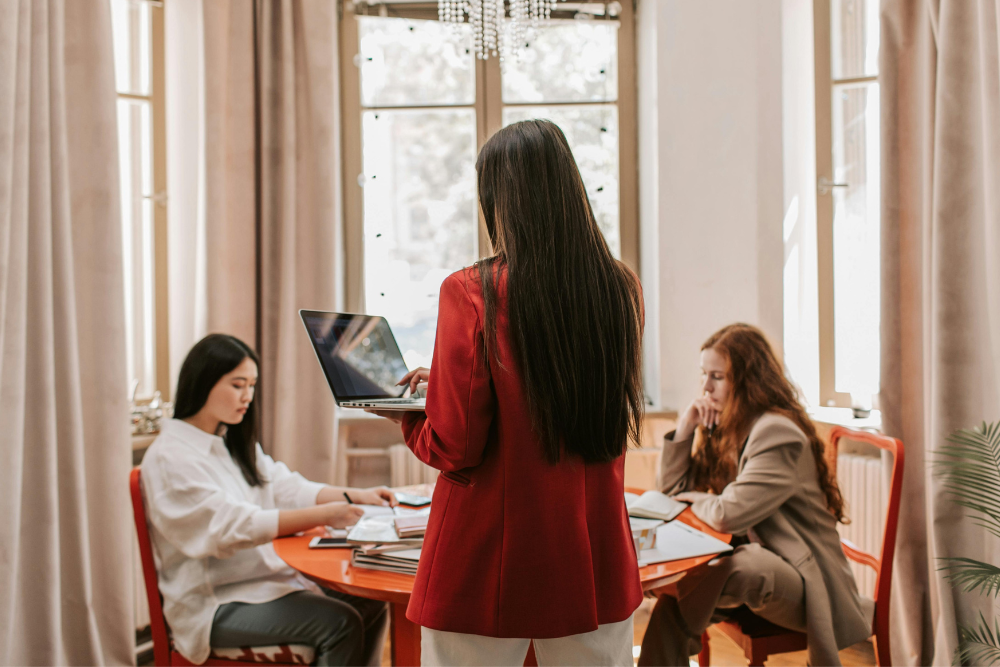 Una gruppo di donne che parlano della loro leadership femminile